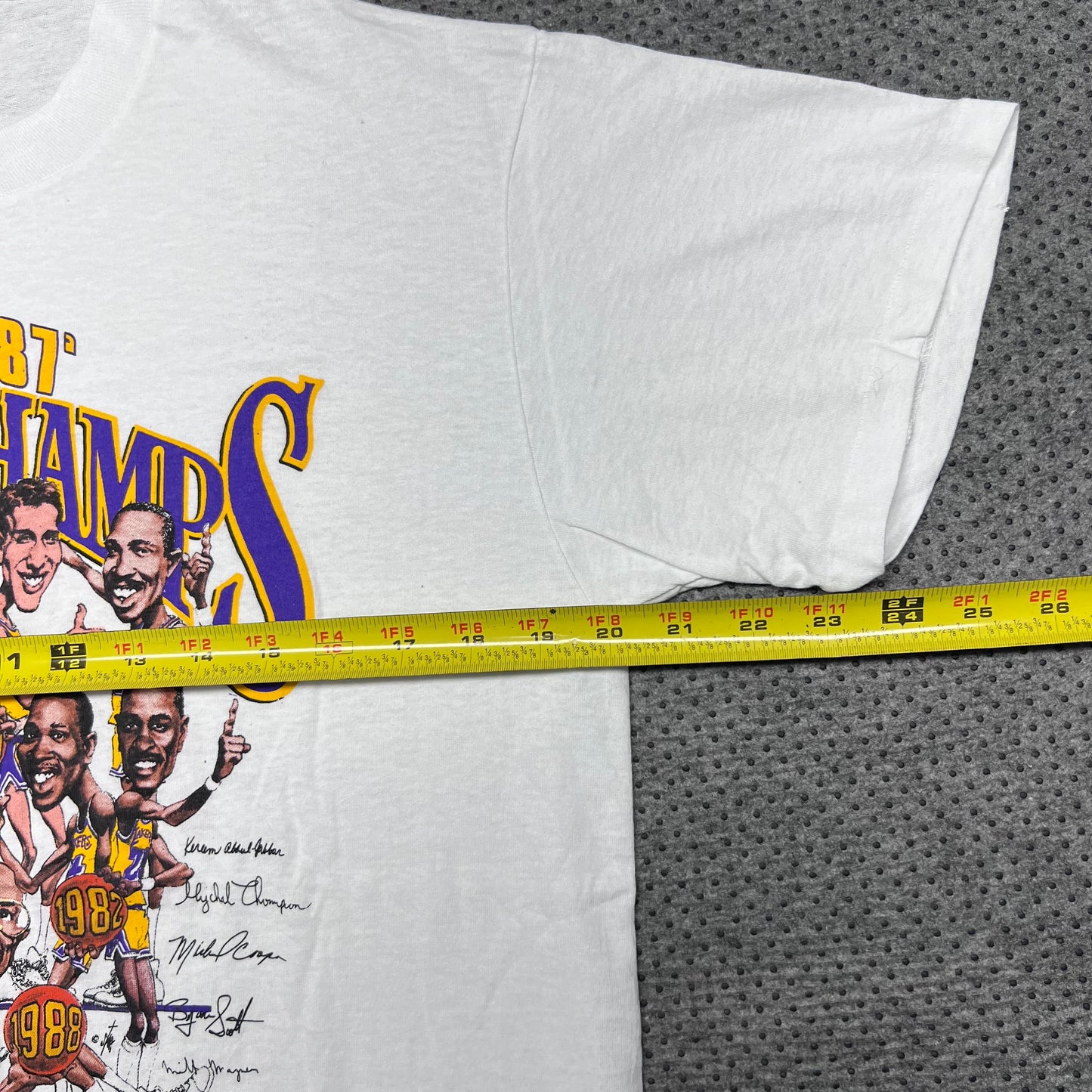 Vintage 1988 Los Angeles Lakers Back to Back Champions Caricature Tee L